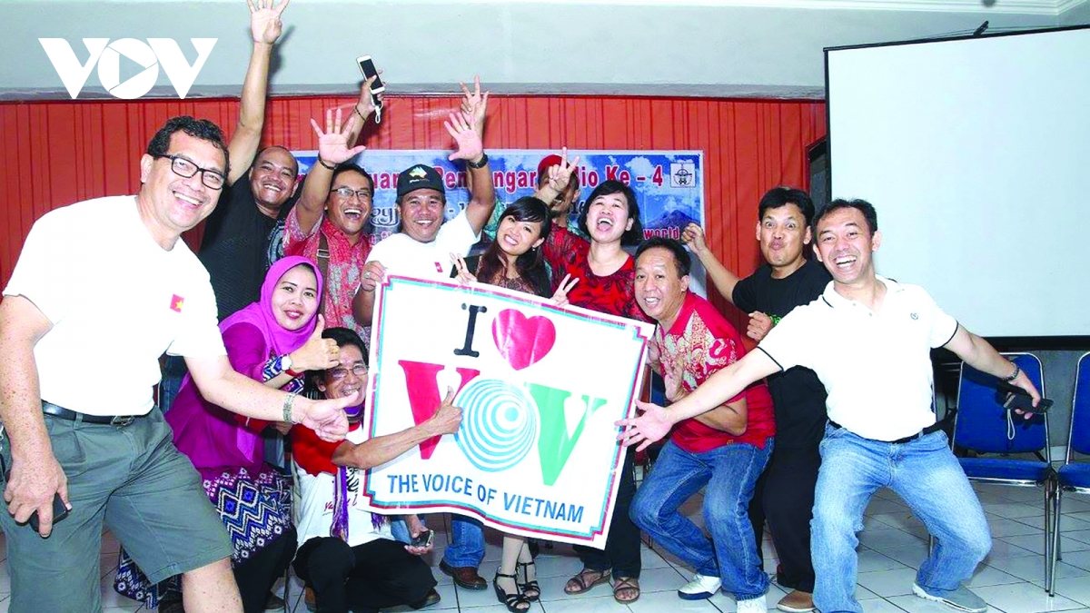 Thính giả Indonesia : Vì yêu VOV mà đến